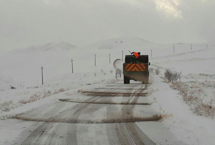 تامین ۶۱ هزار تن شن و نمک برای راهداری زمستانی خراسان رضوی