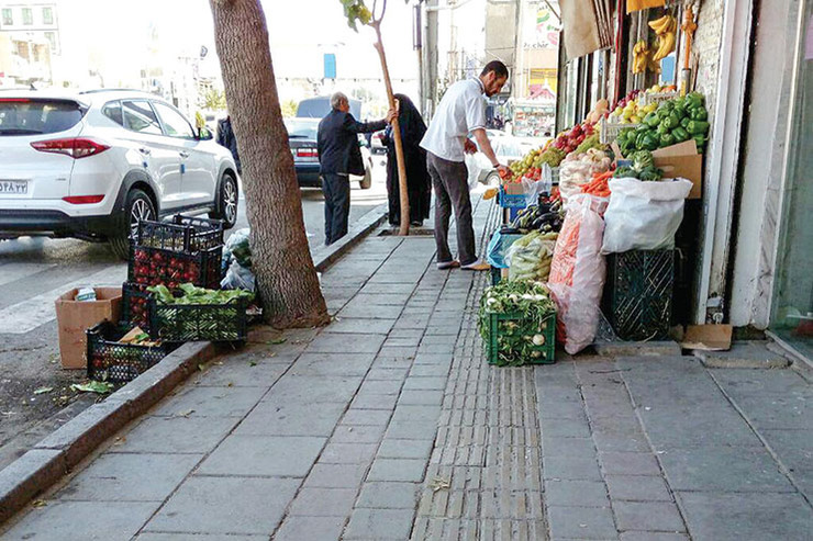 پا در کفش پیاده‌رو