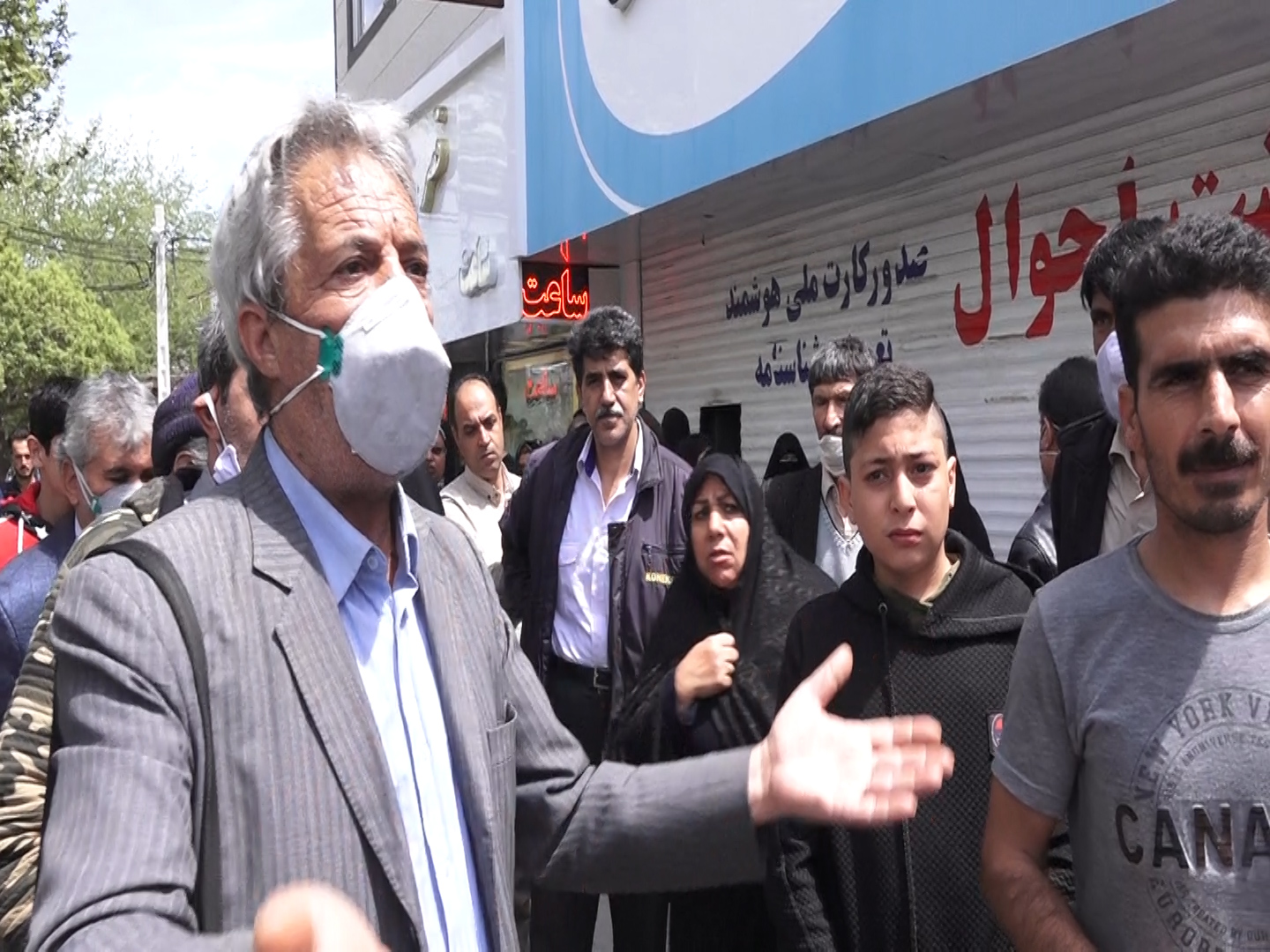 دریافت وام یک میلیونی در پیچ و خم بروکراسی دفاتر پیشخوان/صف انتظار طولانی مردم مشهد برای خرید سیم کارت دریافت وام یک میلیونی در پیچ و خم بروکراسی دفاتر پیشخوان/صف انتظار طولانی مردم مشهد برای خرید سیم کارت