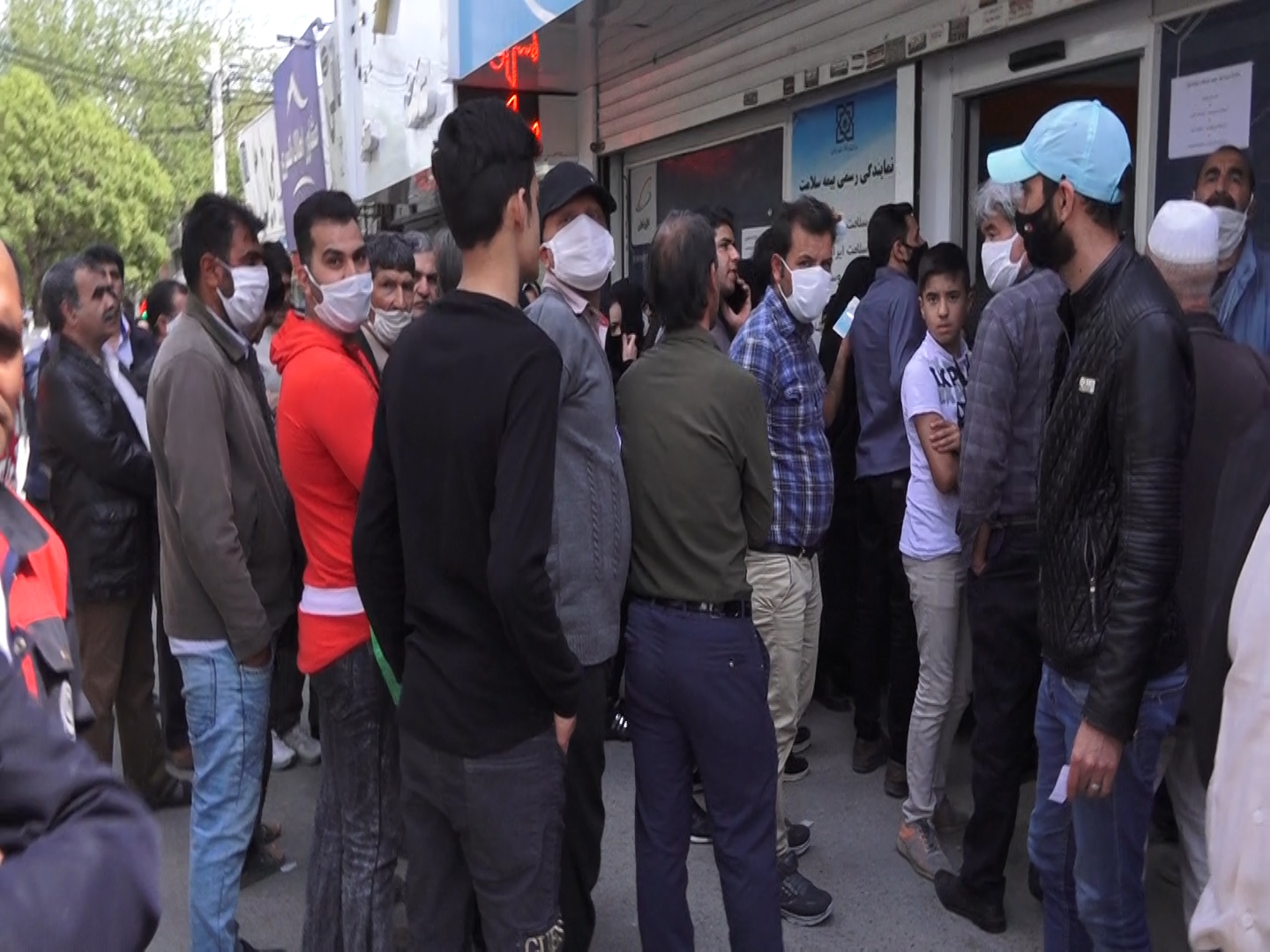 دریافت وام یک میلیونی در پیچ و خم بروکراسی دفاتر پیشخوان/صف انتظار طولانی مردم مشهد برای خرید سیم کارت دریافت وام یک میلیونی در پیچ و خم بروکراسی دفاتر پیشخوان/صف انتظار طولانی مردم مشهد برای خرید سیم کارت