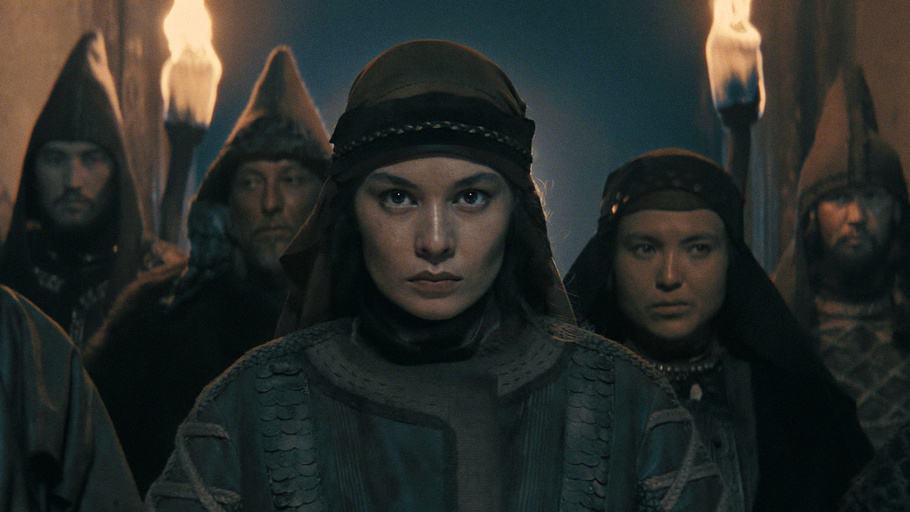 بازیگر قزاق پس از بازی در فیلمی جعلی و پس از اعتراض کاربران ایرانی، ناچار به عذرخواهی شد