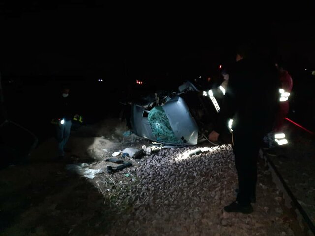 برخورد قطار مسافربری با یک خودرو در کرج یک کشته بر جا گذاشت + عکس