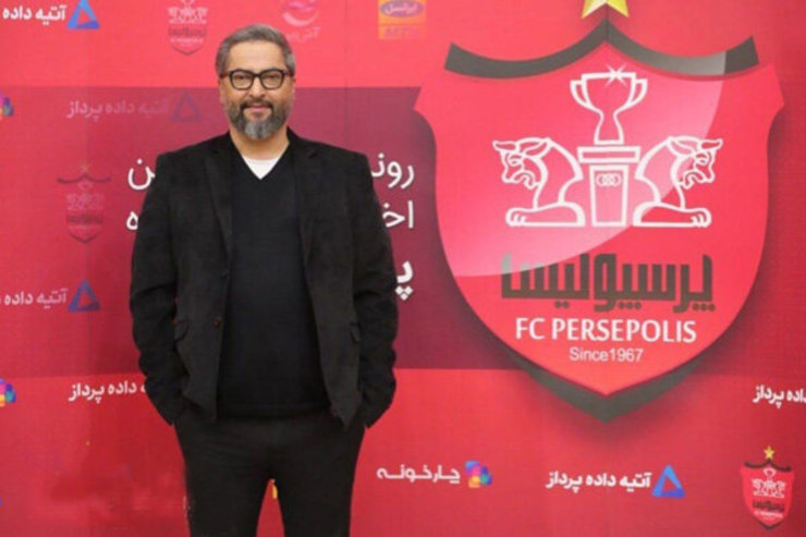 تیم فوتبال پرسپولیس که عصر امروز باید در ورزشگاه آزادی به مصاف ماشین سازی تبریز برود، با عکس مرحوم مهرداد میناوند وارد ورزشگاه شد.