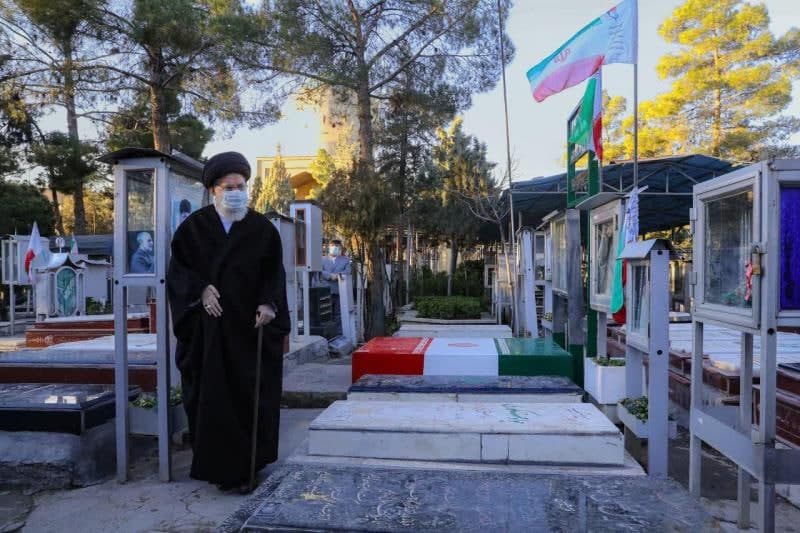 رهبر معظم انقلاب در مرقد مطهر امام خمینی (ره) حضور یافتند رهبر معظم انقلاب در مرقد مطهر امام خمینی (ره) حضور یافتند