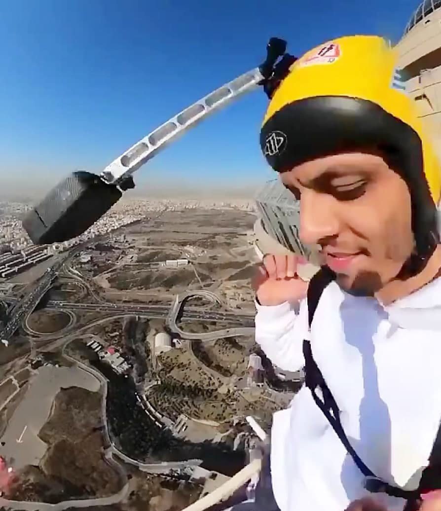 مرگ دلخراش محمد بزرگی، چترباز مراسم سالگرد پلاسکو + فیلم و عکس