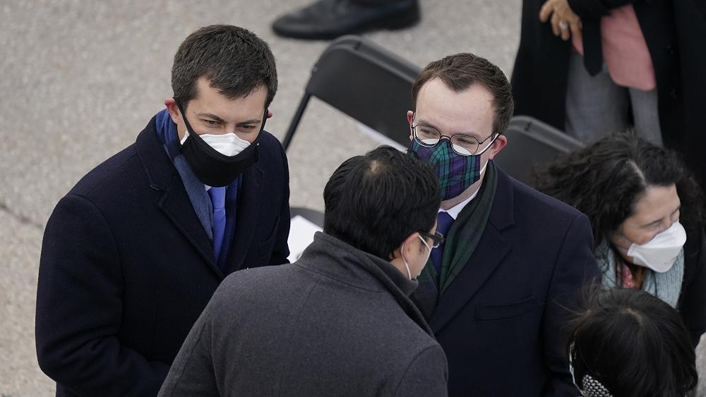 دو ماسک روی هم بزنید تا کرونا نگیرید دو ماسک روی هم بزنید تا کرونا نگیرید