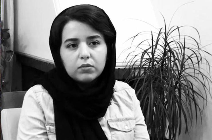 دادگاه آیشمن، افسر بلندپایه رژیم نازی، یکی از پرسروصداترین دادگاه‌های تاریخ معاصر به‌شمار می‌آید. هانا آرنت در کنار نوشتن شرح آنچه در دادگاه رخ می‌دهد، اتهامات، دفاعیات و زندگی آیشمن را در ابعاد مختلف مورد بحث و بررسی قرار می‌دهد. زهرا شمس این کتاب را ترجمه و در نشر «برج» منتشر کرده است. با این مترجم مشهدی درباره کتاب، نظرات آرنت و پرسش‌های بنیادین او درباره حقوق متهم گفتگو کرده‌ایم که در ادامه می‌خوانید.