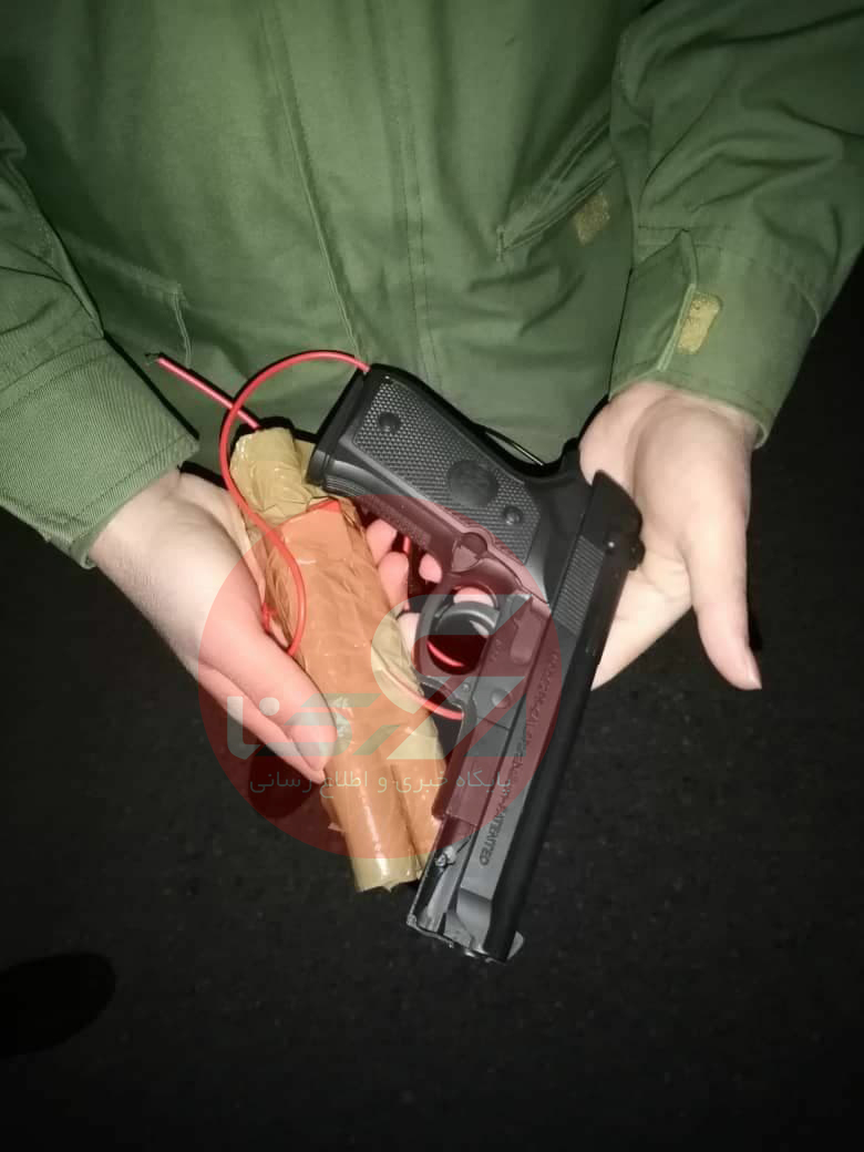 اسلحه پلاستیکی و بمب چوبی هواپیماربای پرواز اهواز - مشهد + عکس