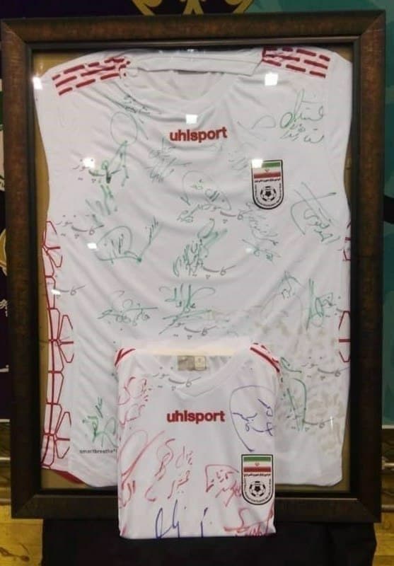 مزایده پیراهن میناوند و انصاریان برای آزادسازی زندانیان جرایم غیر عمد+ عکس