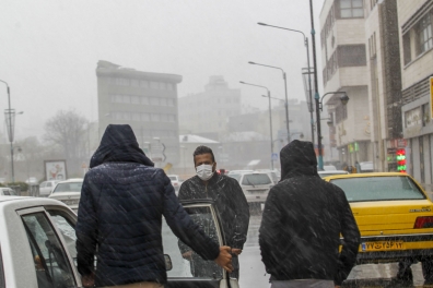 بارش برف در مشهد در آخرین روز‌های زمستان ۱۳۹۹ + تصاویر