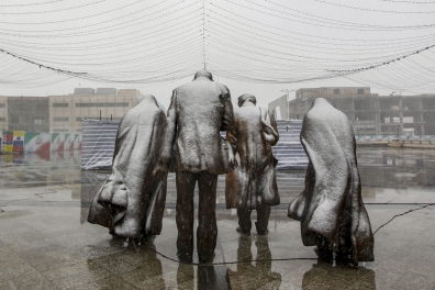 بارش برف در مشهد در آخرین روز‌های زمستان ۱۳۹۹ + تصاویر