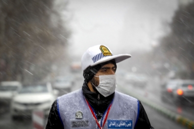 بارش برف در مشهد در آخرین روز‌های زمستان ۱۳۹۹ + تصاویر