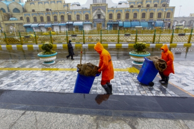 بارش برف در مشهد در آخرین روز‌های زمستان ۱۳۹۹ + تصاویر