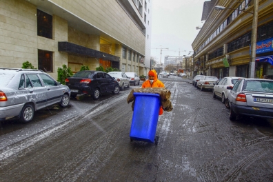 بارش برف در مشهد در آخرین روز‌های زمستان ۱۳۹۹ + تصاویر
