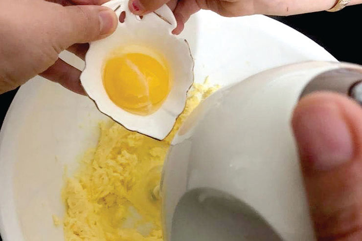 شیرینی نعلی شکل