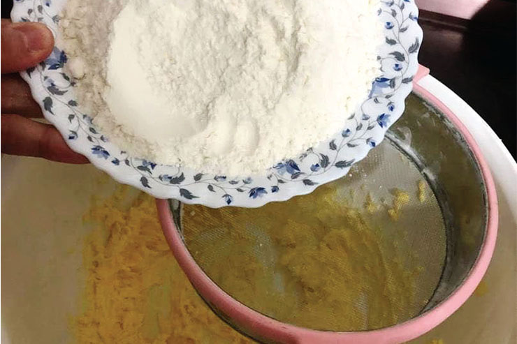 شیرینی نعلی شکل