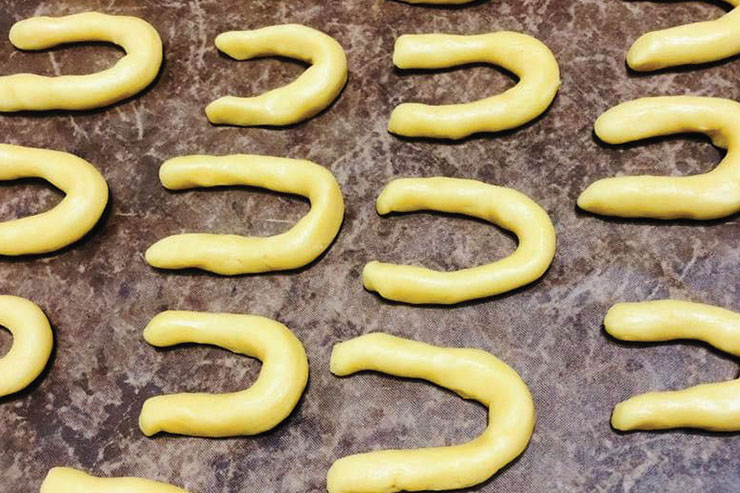 شیرینی نعلی شکل