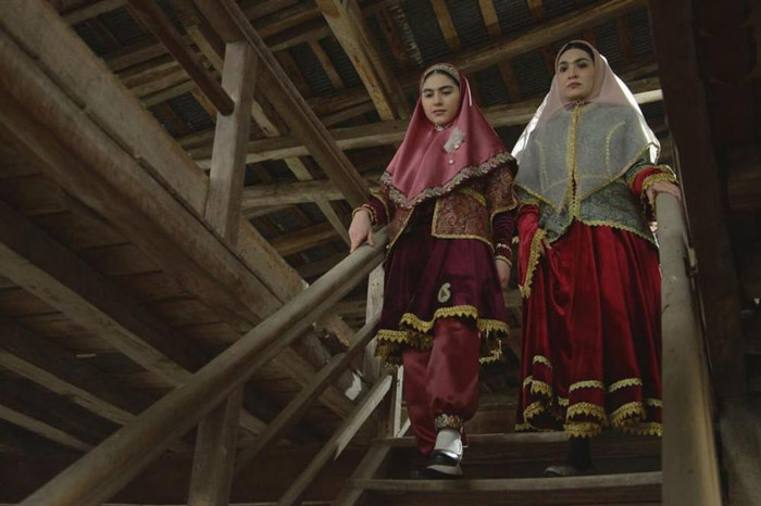 نقد فیلم «مشمشه» اثر تازه شاهد احمدلو | پشت صحنه‌ای از ضبط یک فیلم فرضی