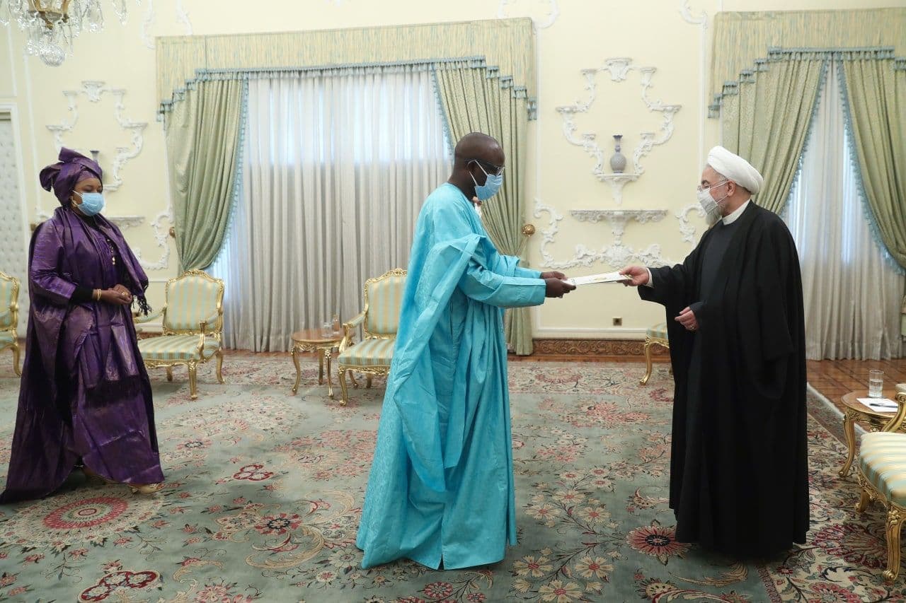 لباس عجیب سفیر غنا در دیدار با روحانی + عکس لباس عجیب سفیر غنا در دیدار با روحانی + عکس