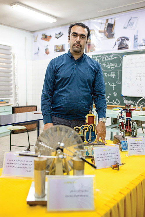 معلم کتانی‌پوش و آموزگار نمدکار