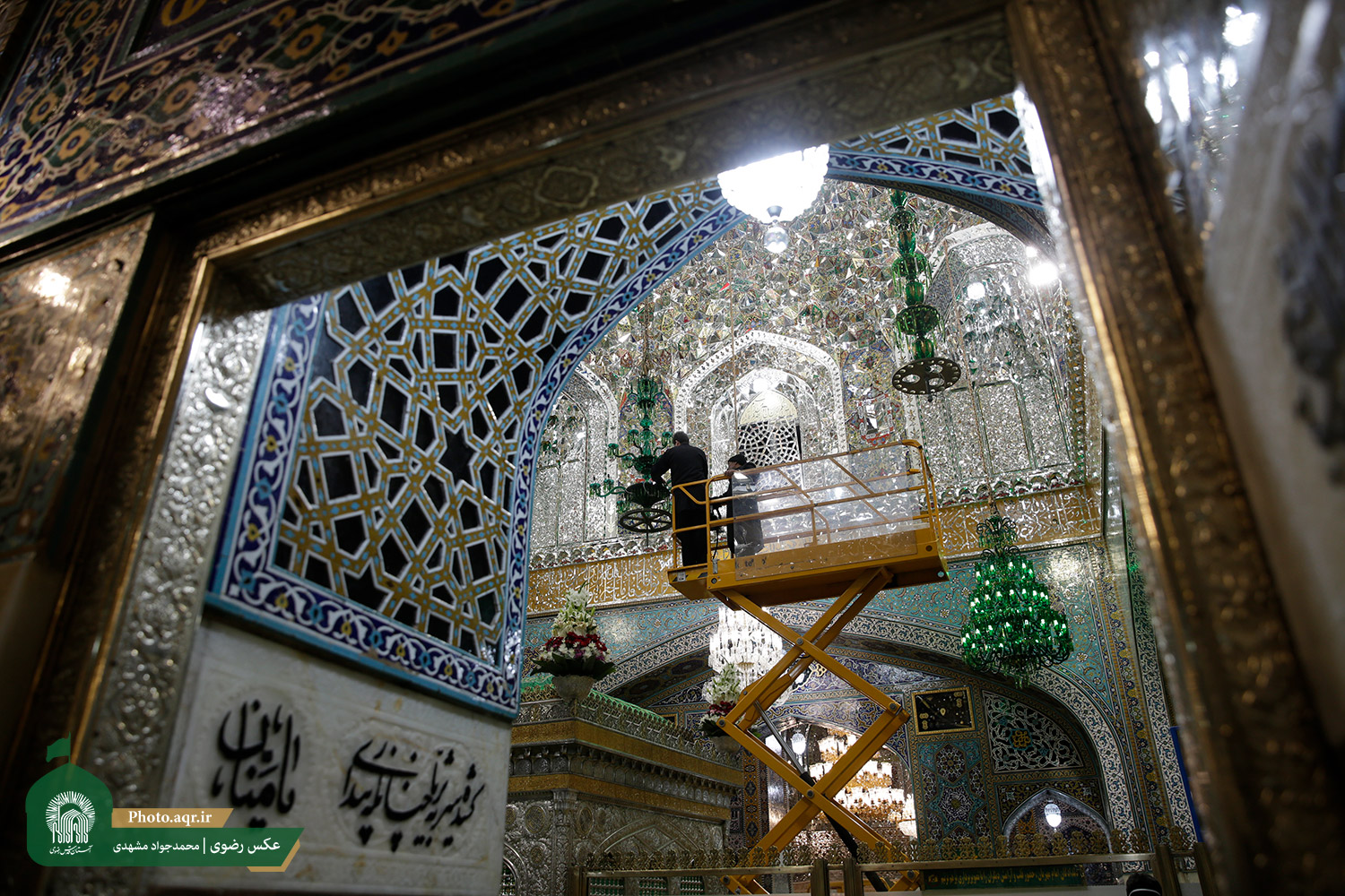 مرمت گنجینه‌های معماری و هنری بارگاه امام رضا(ع) در روز‌های کرونایی+عکس