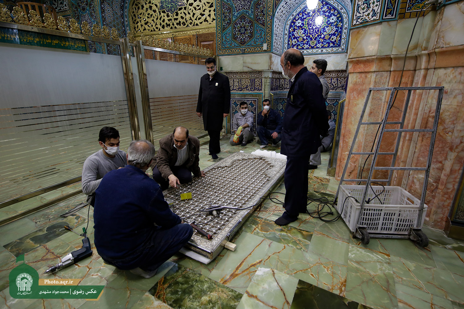 مرمت گنجینه‌های معماری و هنری بارگاه امام رضا(ع) در روز‌های کرونایی+عکس