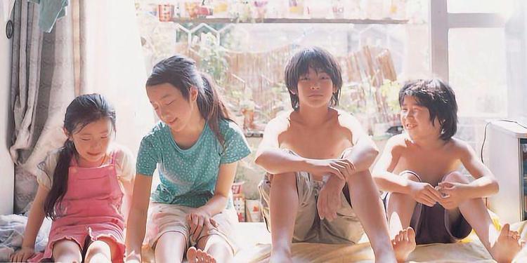 «هیچ‌کس نمی‌داند» (۲۰۰۴) - زمان برای دست‌هایِ در چمدان دیرتر می‌گذرد