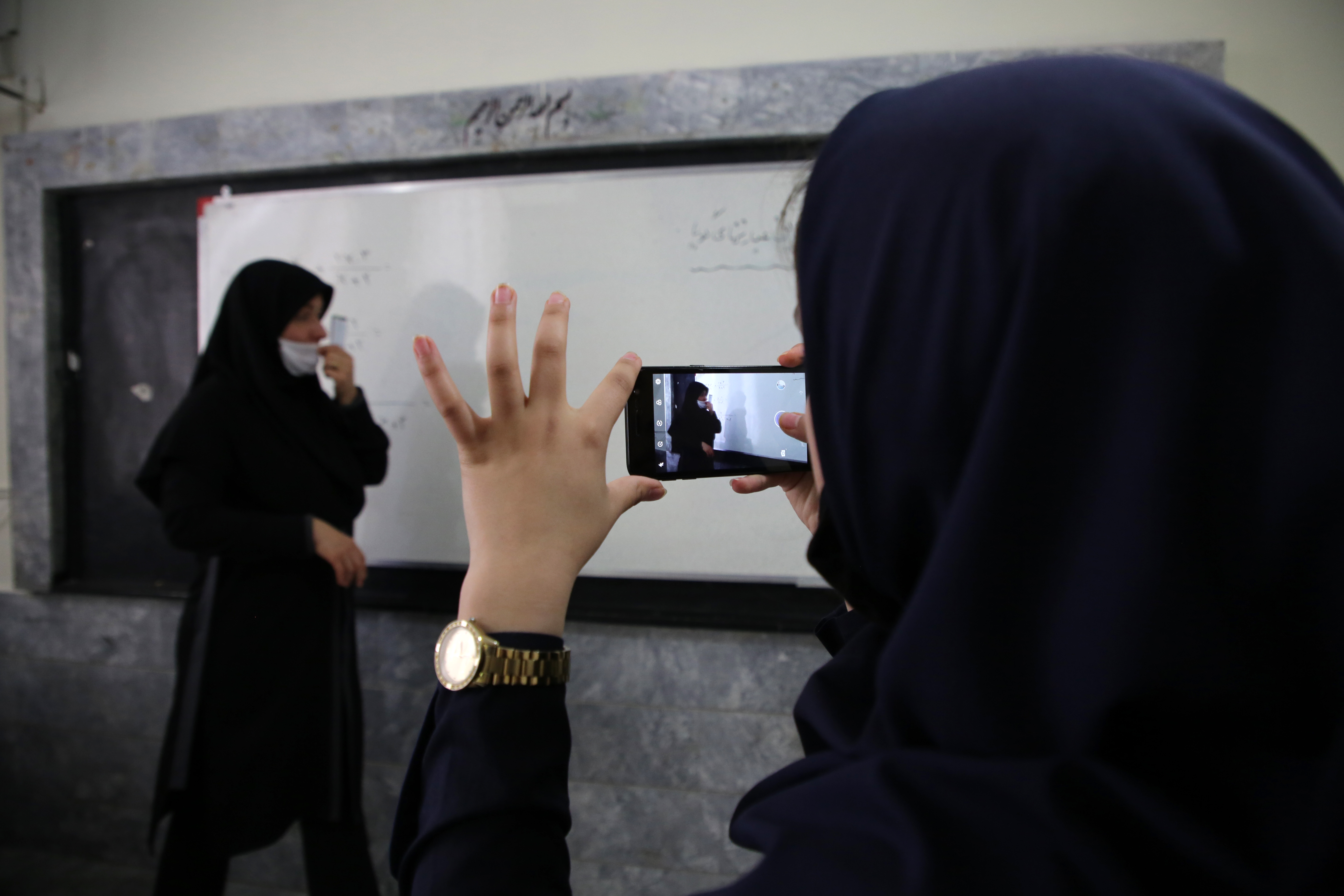 استقبال دانشآموزان پایه اول تا سوم ابتدایی از بازگشایی مدارس+تصاویر استقبال دانشآموزان پایه اول تا سوم ابتدایی از بازگشایی مدارس+تصاویر