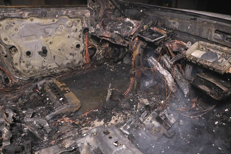 مهار آتش‌سوزی خودرو در پارکینگ منزل مسکونی در خیابان صیادشیرازی مشهد+تصاویر