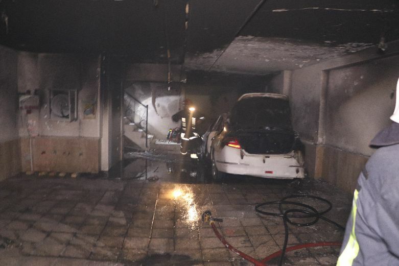 مهار آتش‌سوزی خودرو در پارکینگ منزل مسکونی در خیابان صیادشیرازی مشهد+تصاویر