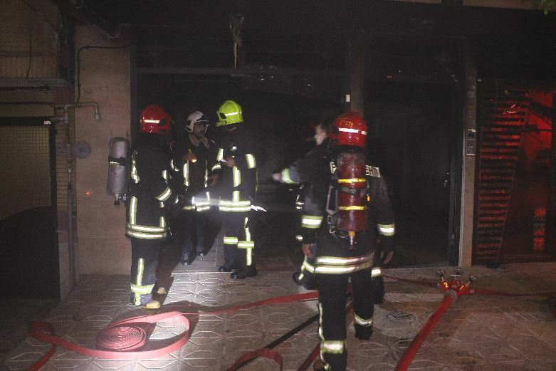 مهار آتش‌سوزی خودرو در پارکینگ منزل مسکونی در خیابان صیادشیرازی مشهد+تصاویر