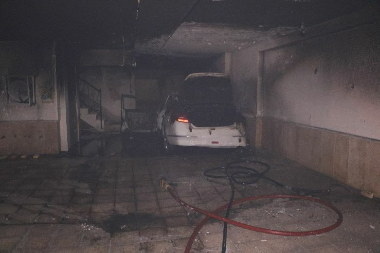 مهار آتش‌سوزی خودرو در پارکینگ منزل مسکونی در خیابان صیادشیرازی مشهد+تصاویر