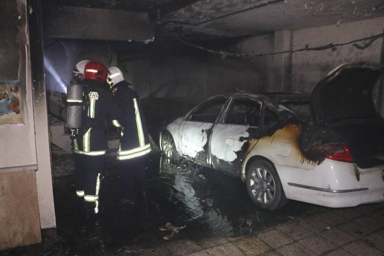 مهار آتش‌سوزی خودرو در پارکینگ منزل مسکونی در خیابان صیادشیرازی مشهد+تصاویر