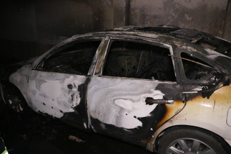 مهار آتش‌سوزی خودرو در پارکینگ منزل مسکونی در خیابان صیادشیرازی مشهد+تصاویر