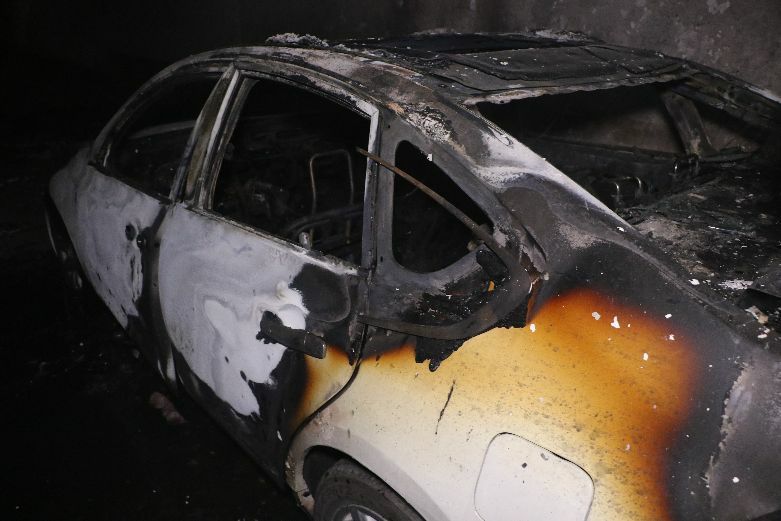 مهار آتش‌سوزی خودرو در پارکینگ منزل مسکونی در خیابان صیادشیرازی مشهد+تصاویر