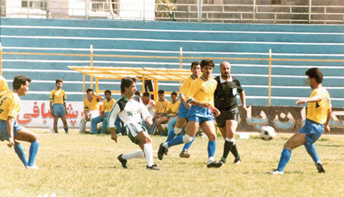 وقتی کارگران پا به توپ بودند