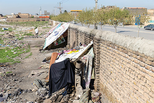 دنیای پشت دیوار