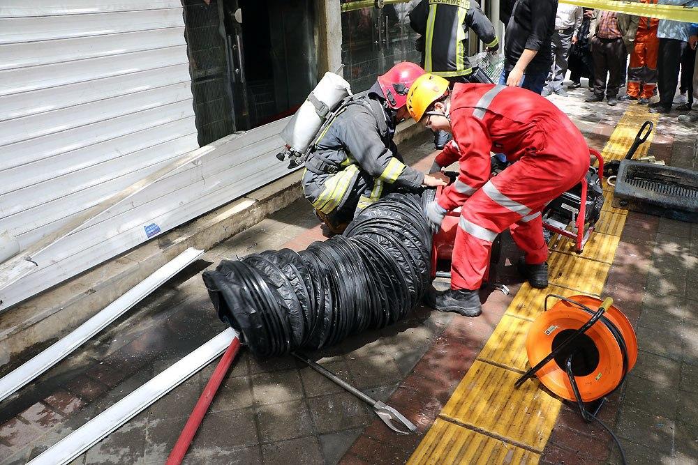 آتش‌سوزی مغازه «پرنده‌فروشی» در خیابان توحید مشهد/بخاری گازی بدون دودکش ده‌ها پرنده را به کشتن داد!