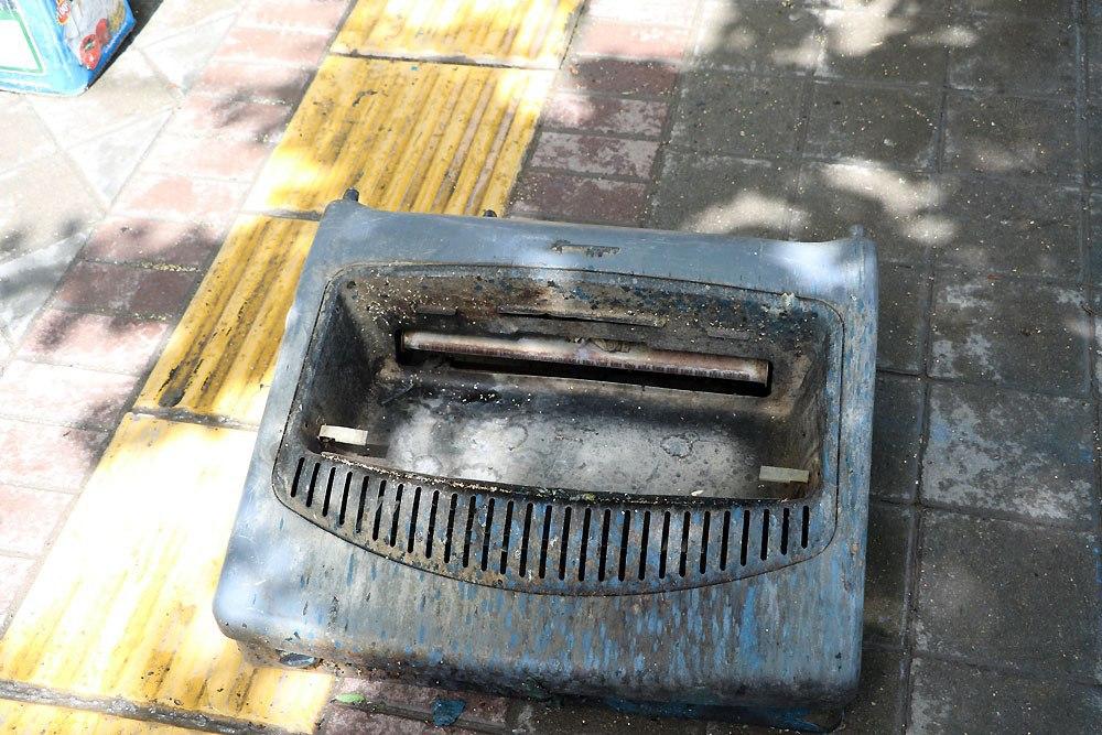 آتش‌سوزی مغازه «پرنده‌فروشی» در خیابان توحید مشهد/بخاری گازی بدون دودکش ده‌ها پرنده را به کشتن داد!