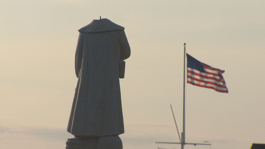 معترضان خشمگین در آمریکا مجسمه های کریستوف کلمب را پایین کشیدند معترضان خشمگین در آمریکا مجسمه های کریستوف کلمب را پایین کشیدند
