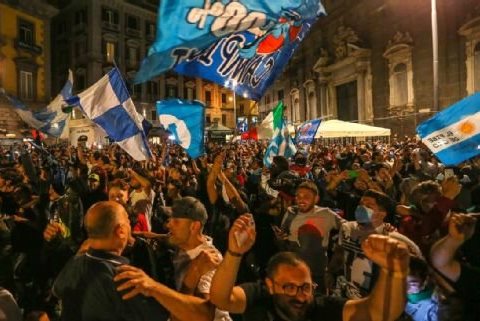 هواداران ناپولی کرونا را فراموش کردند + عکس هواداران ناپولی کرونا را فراموش کردند + عکس