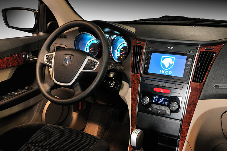 مقایسه خودرو دنا پلاس با رنو ساندرو استپ وی