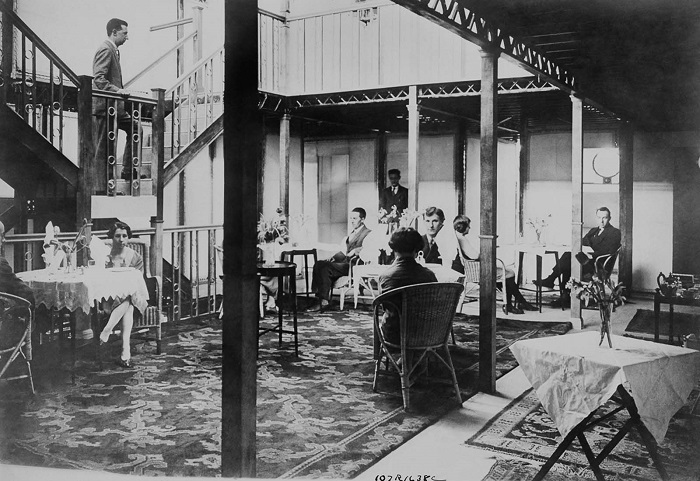 کشتی هوایی &laquo;آر ۱۰۰&raquo;: یک &laquo;هتل پرنده&raquo;، ۱۹۲۹ تا ۱۹۳۰