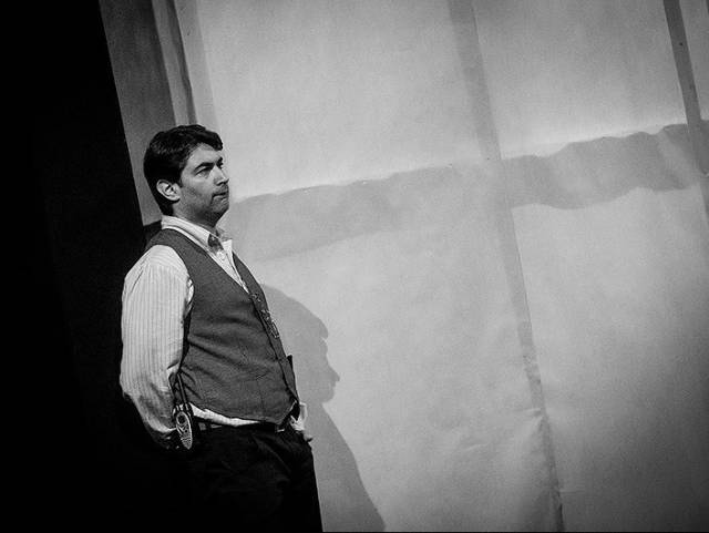 نگاهی به فیلم&zwnj;تئاتر &laquo;سنگ&zwnj;ها در جیب&zwnj;هایش&raquo; | شوخی، شوخی با همه چیز!