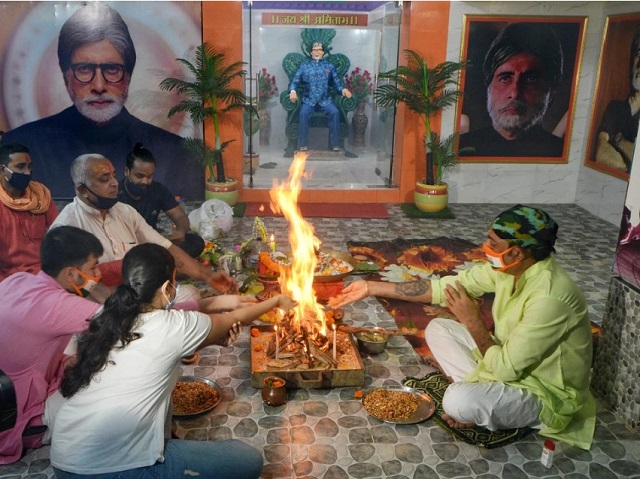 دعای مردم هند برای رهایی آمیتاب باچان و خانوادهاش از چنگ کرونا دعای مردم هند برای رهایی آمیتاب باچان و خانوادهاش از چنگ کرونا