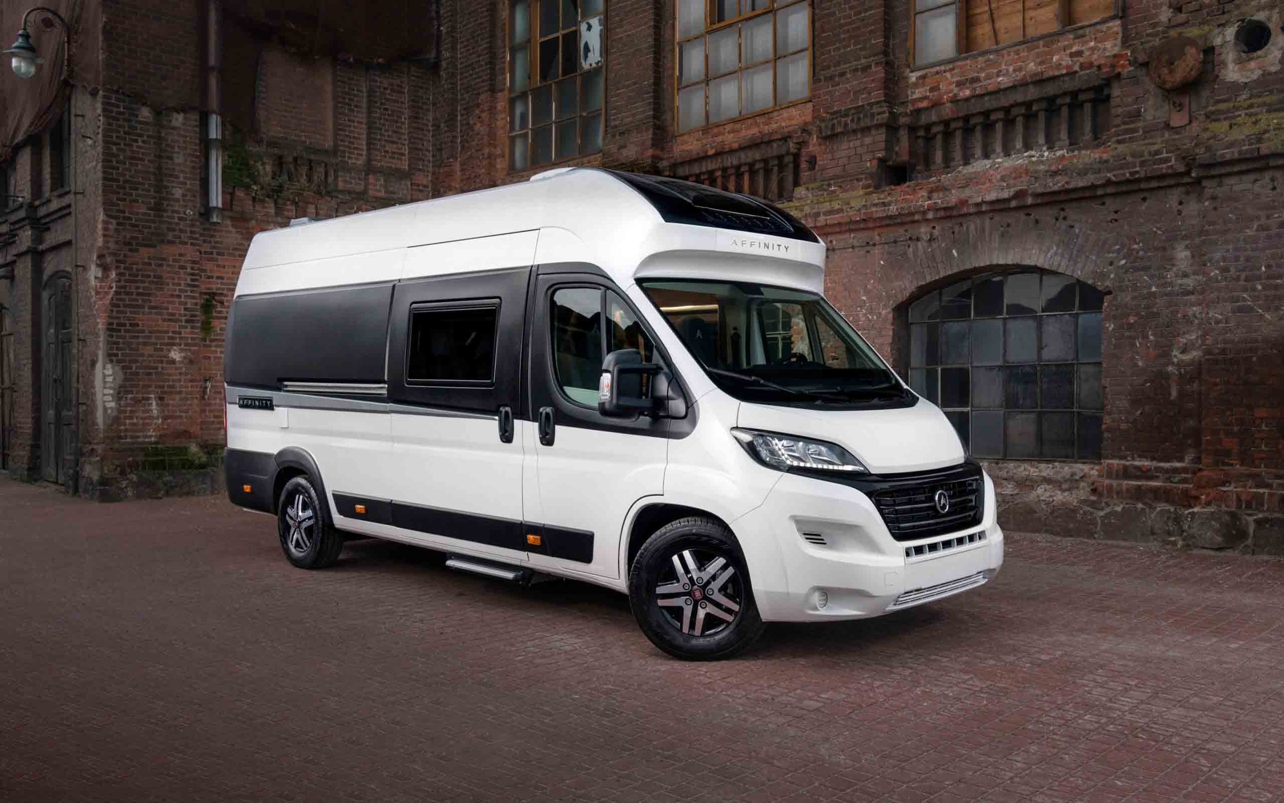 همه آن چیزهایی که باید درباره سفر با کمپر و ون مسافرتی بدانید