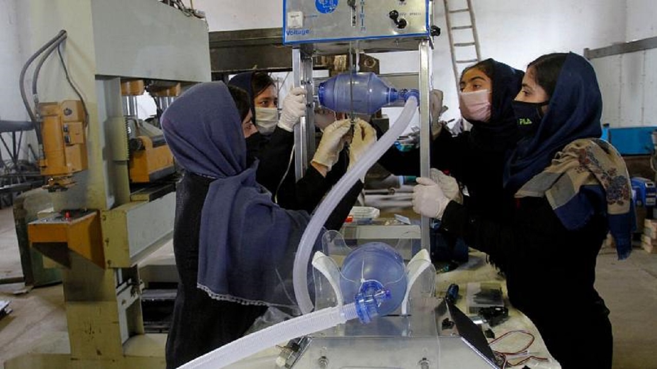 بهبودی ۶۶درصد از مبتلایان به کرونا در افغانستان/ دختران هراتی دستگاه تنفس مصنوعی ساختند