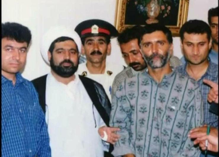 قاضی منصوری در کنار سعید حنایی قاتل زنان خیابانی مشهد + عکس