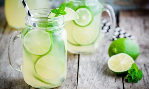 آموزش طرز تهیه لیموناد خنک برای روزهای گرم تابستان آموزش طرز تهیه لیموناد خنک برای روزهای گرم تابستان