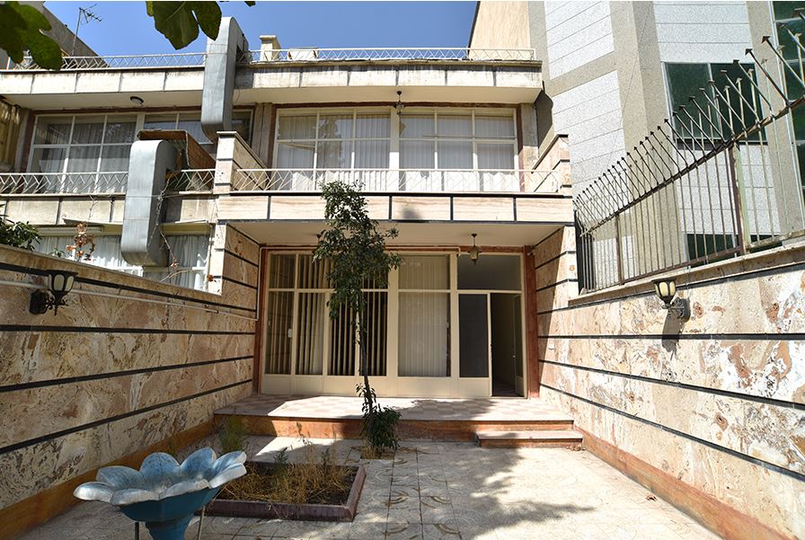 زرتشت اخوان ثالث از بی‌شباهت بودن خانه‌موزه م. امید به منزل پدری‌اش می‌گوید